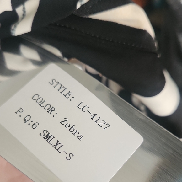 NWT Lizette Collection Zebra and Pearl Button Down - Picture 8 of 8